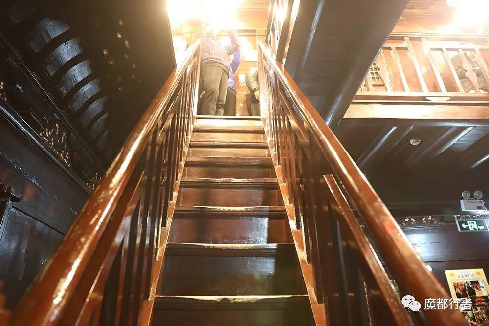 大家平时可能从外面看过龙华古寺里的这个钟楼——"细高挑",难怪内部