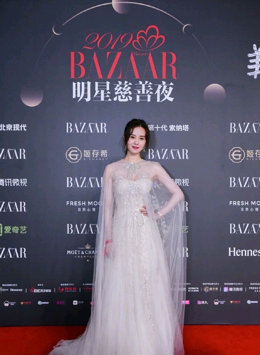 芭莎慈善夜女明星红毯造型,看看哪个才算艳压群星