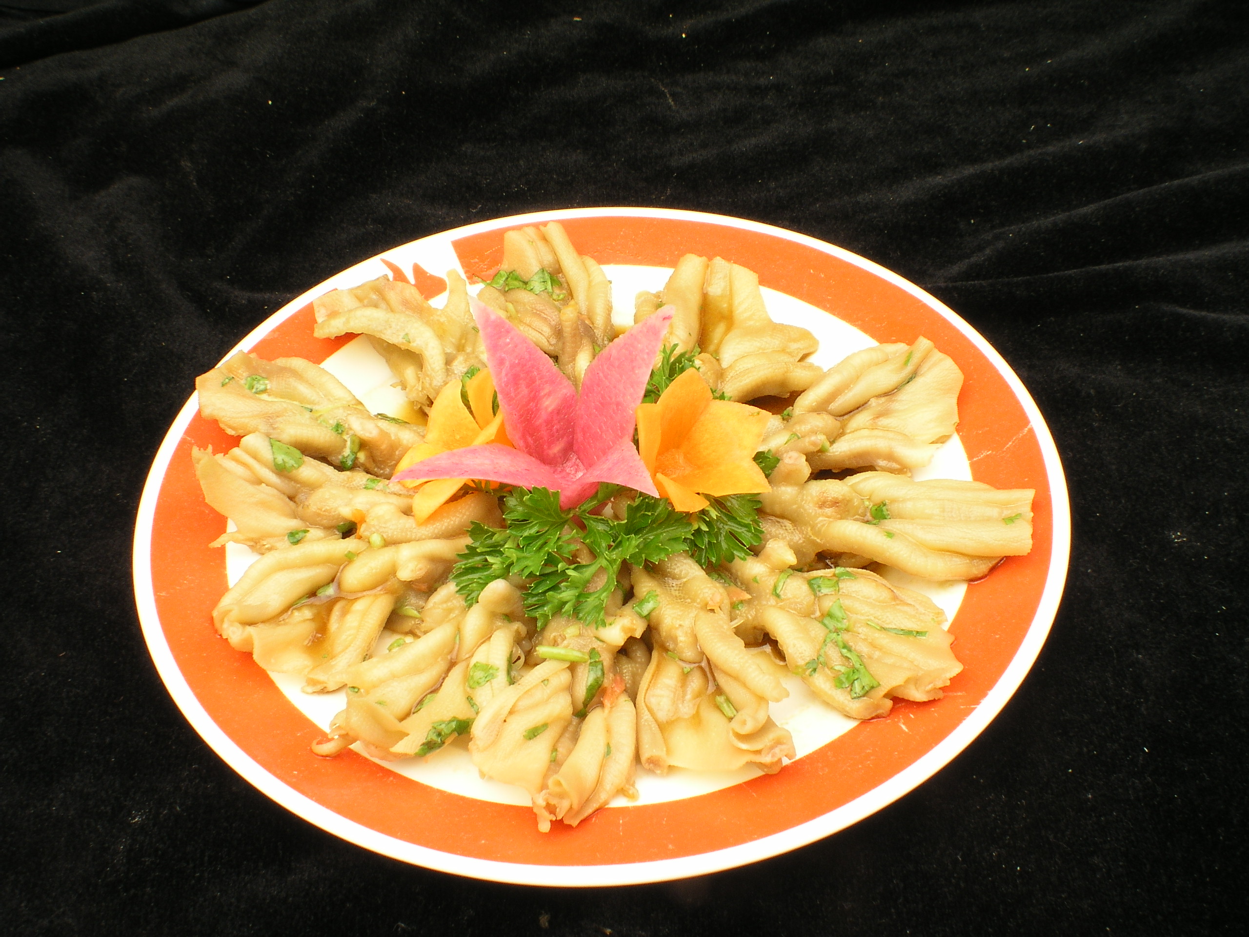 芥茉鸭掌 主料:鸭掌300克 辅料:生菜(团叶)100克,醋15克,香油3克,芥末