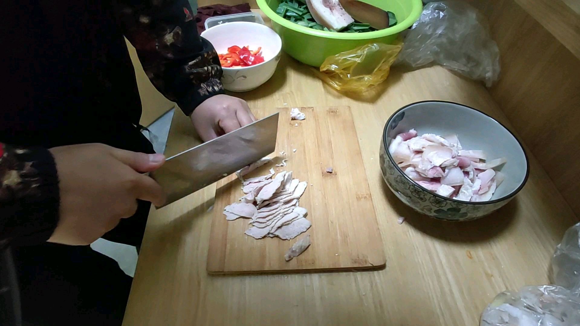 这回锅肉做的 味道一点也不比饭店差 吃的那叫一个满足