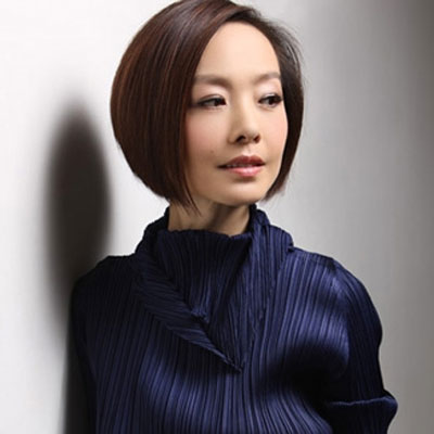 鲁豫穿印花裙精致明媚散发清爽活力 俏皮灿笑尽显元气魅力