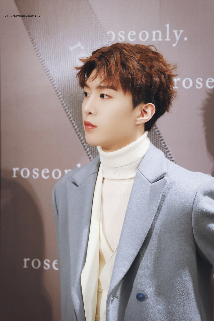 范丞丞穿蓝色大衣内搭白色毛衣亮相品牌活动,皮肤白皙帅气十足