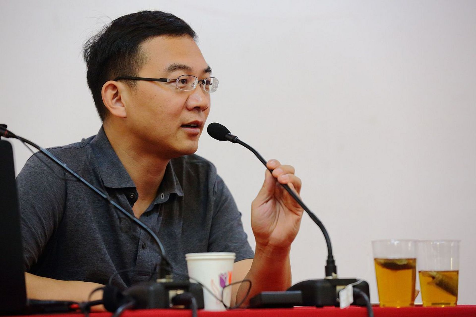 曾经的央视著名主持人郎永淳,为李玟发声 郎永淳说,我们需要清醒,人间