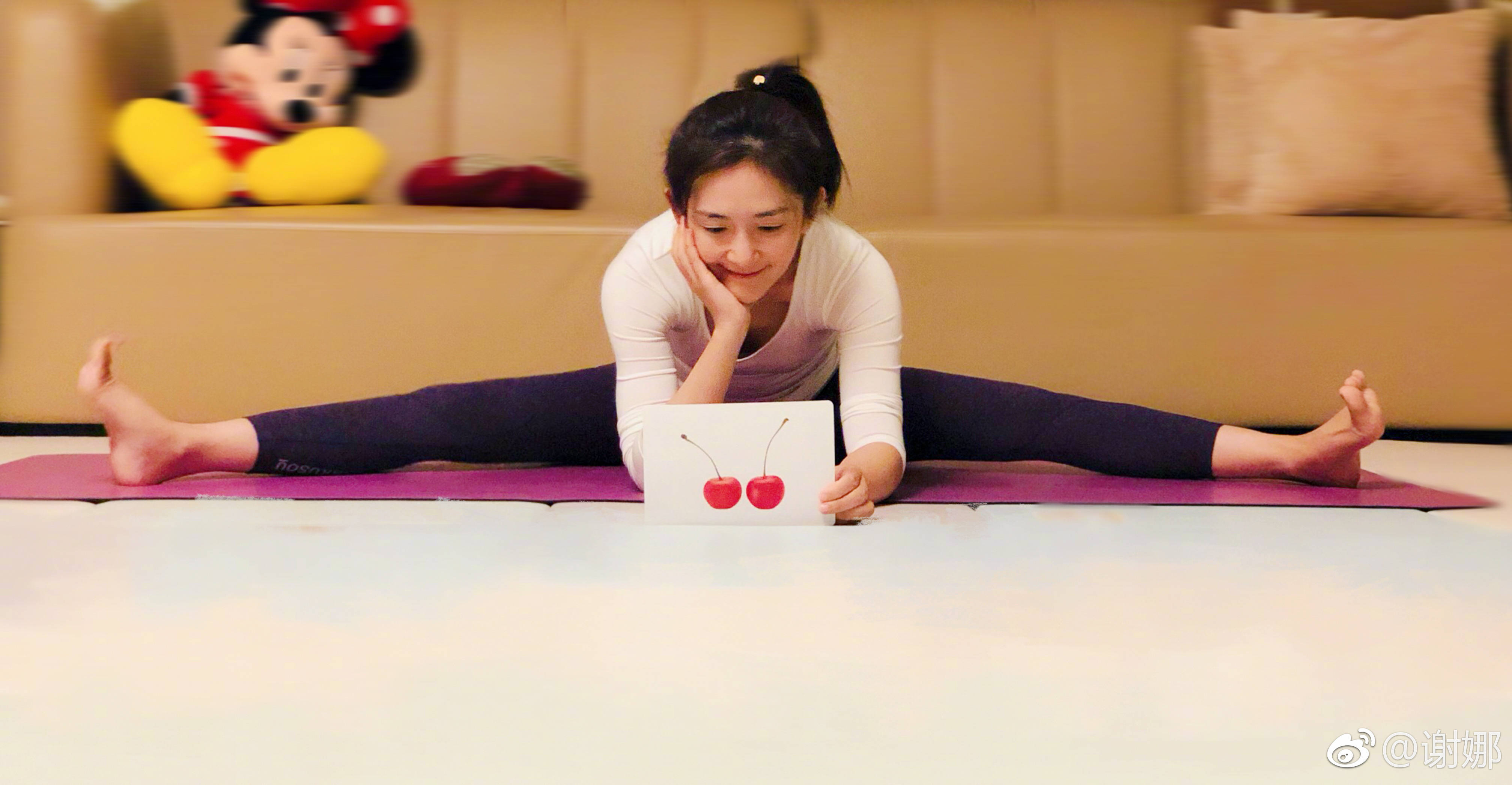 谢娜使出浑身解数表演,张杰只随意一敲,就吸引了"观众"的注意