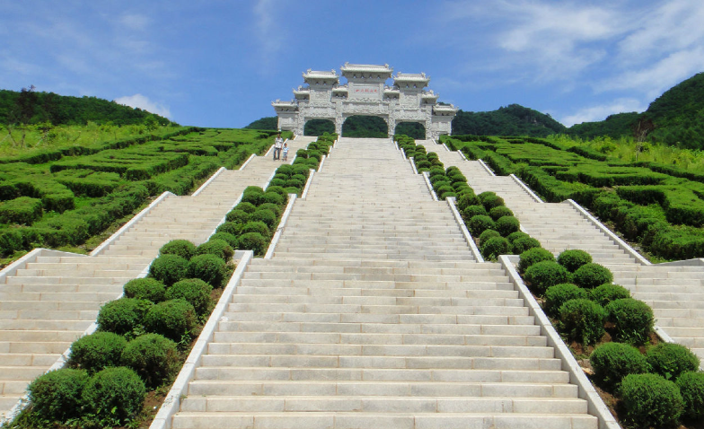 人称八宝故亦名八宝云光洞,洞口岩石上刻九顶铁刹山,八宝云光洞