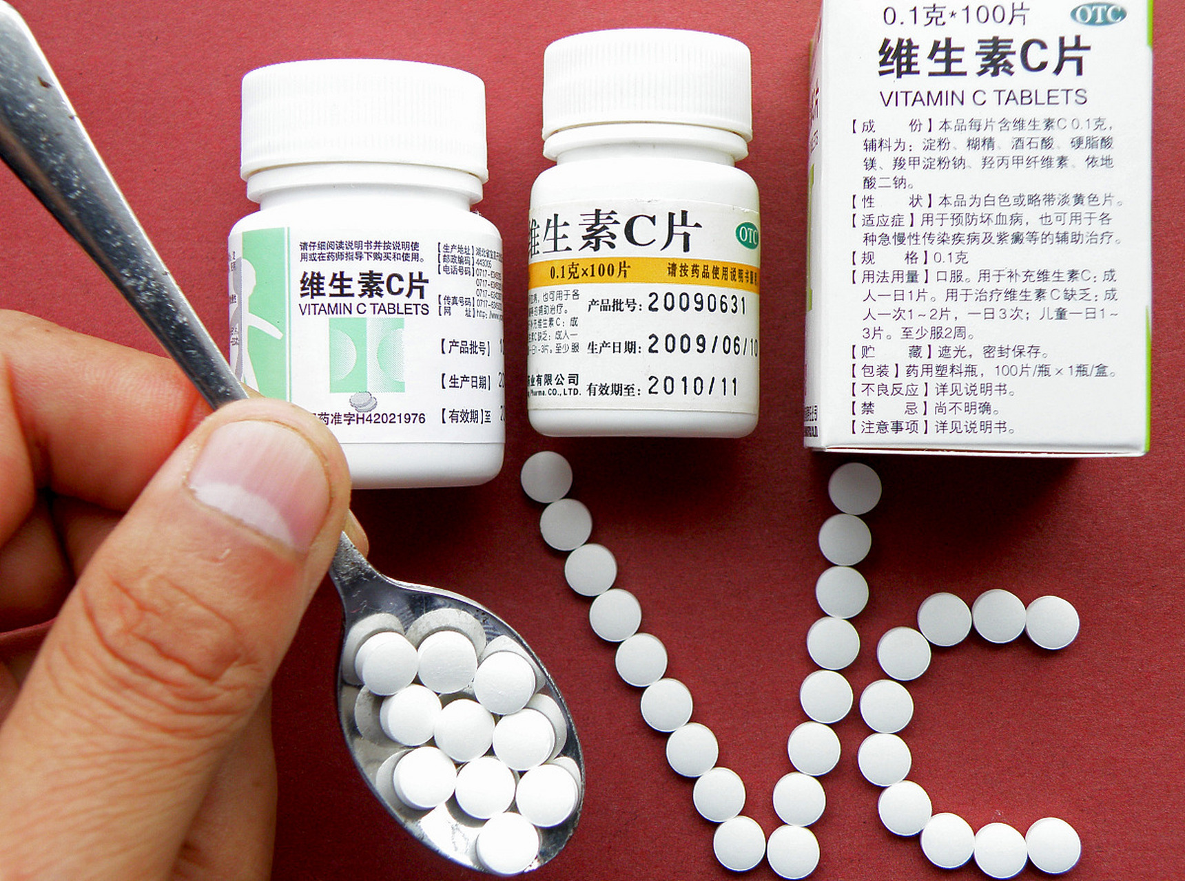 维生素 c可以快速治疗口腔溃疡: 取维生素 c 药片适量,碾碎,把药面涂