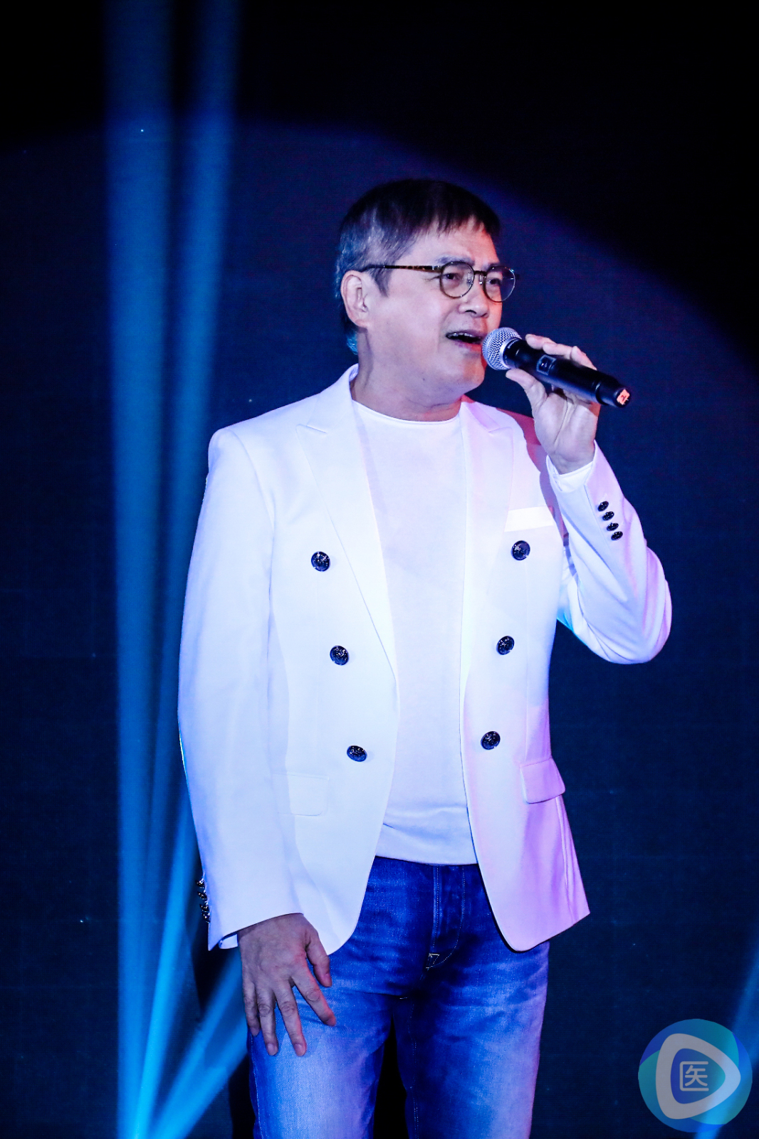 知名演员汤镇宗助阵健康产业发展高峰论坛 倾情献唱嗨翻全场