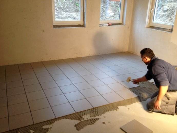 墙面瓷砖的勾缝,周长大于1200毫米的大概是8元每平米.