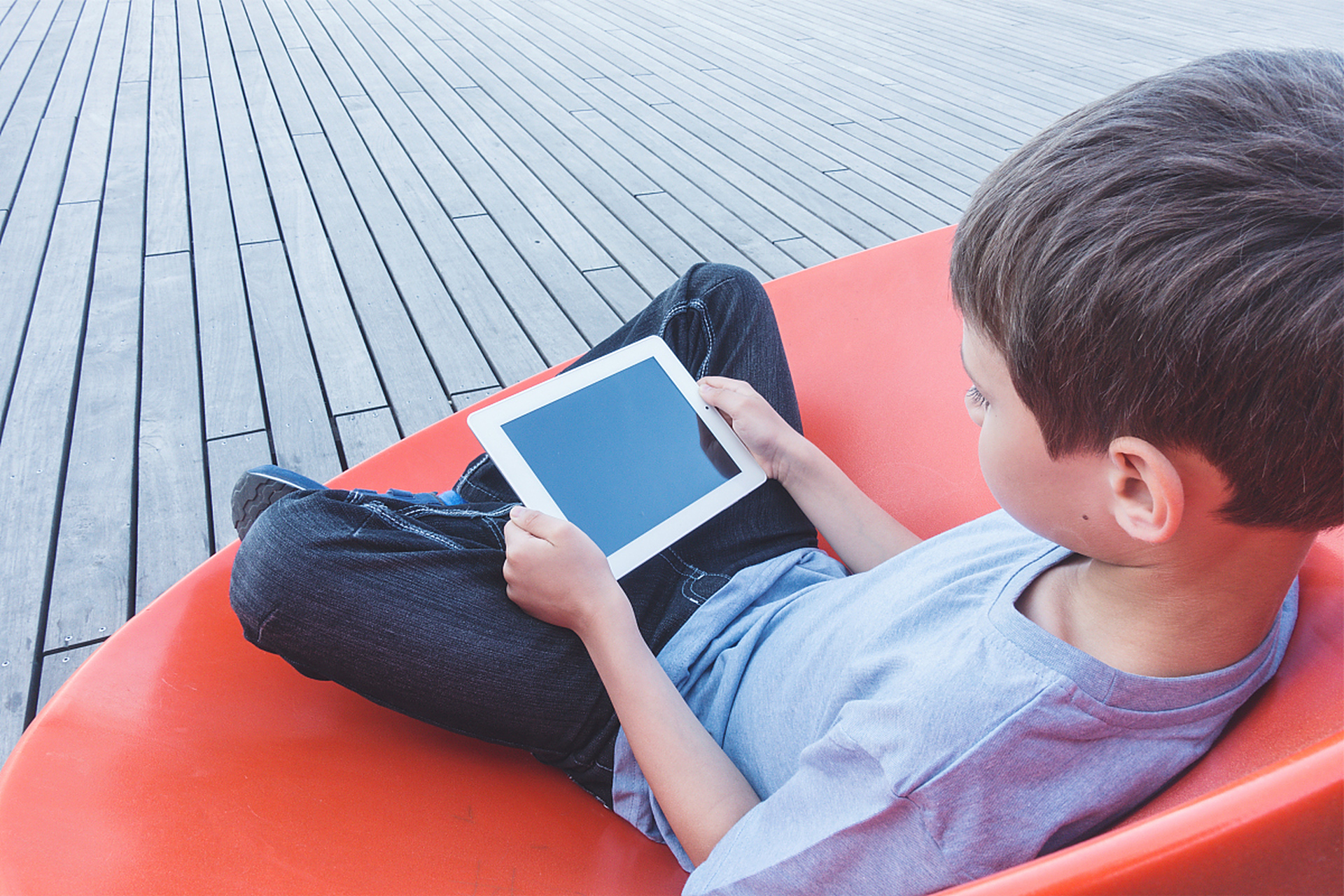 观察我自己的孩子,我身边朋友的孩子,电子产品带来的负面影响远大于