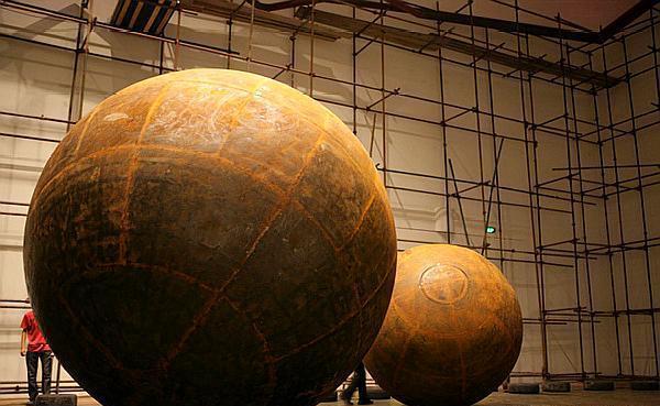 如果把1吨重实心铁球,丢进10000米的深海,会被海水压扁吗?