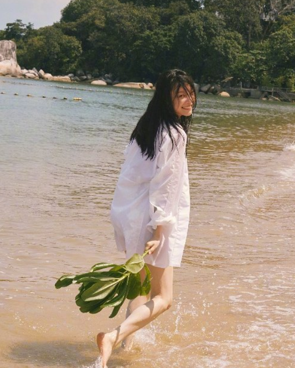 倪妮海边泳装写真公开,身材撩人秀美腿,俏皮玩水谁顶得住?