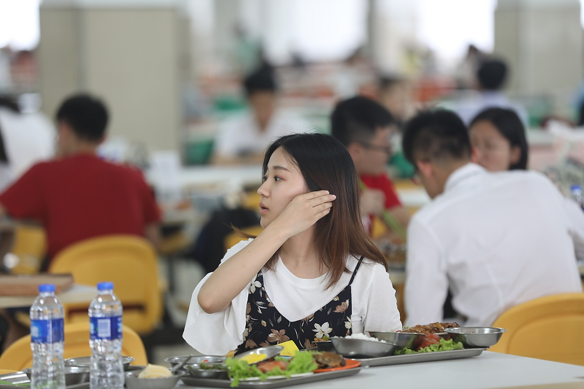 畅享美食的大学生聚餐 哇!