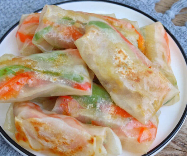 用剩饺子皮做土豆丝卷饼,不用发面不用揉面,皮薄陷香,外酥里软