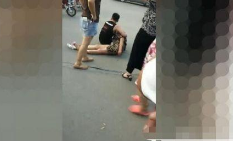 原配街头暴打怀孕小三,男人的做法让众人怒了:怎么不打男的?