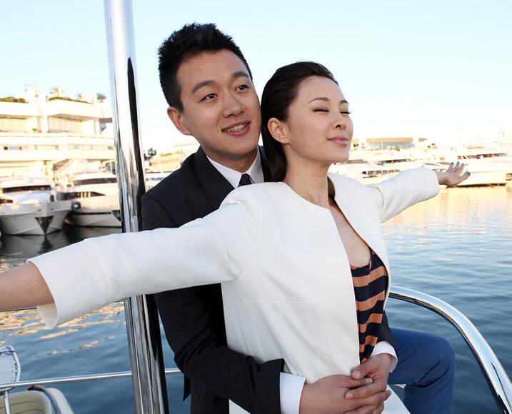 关悦,听到这个名字,大家第一反应就是她是著名演员佟大为的妻子,还有