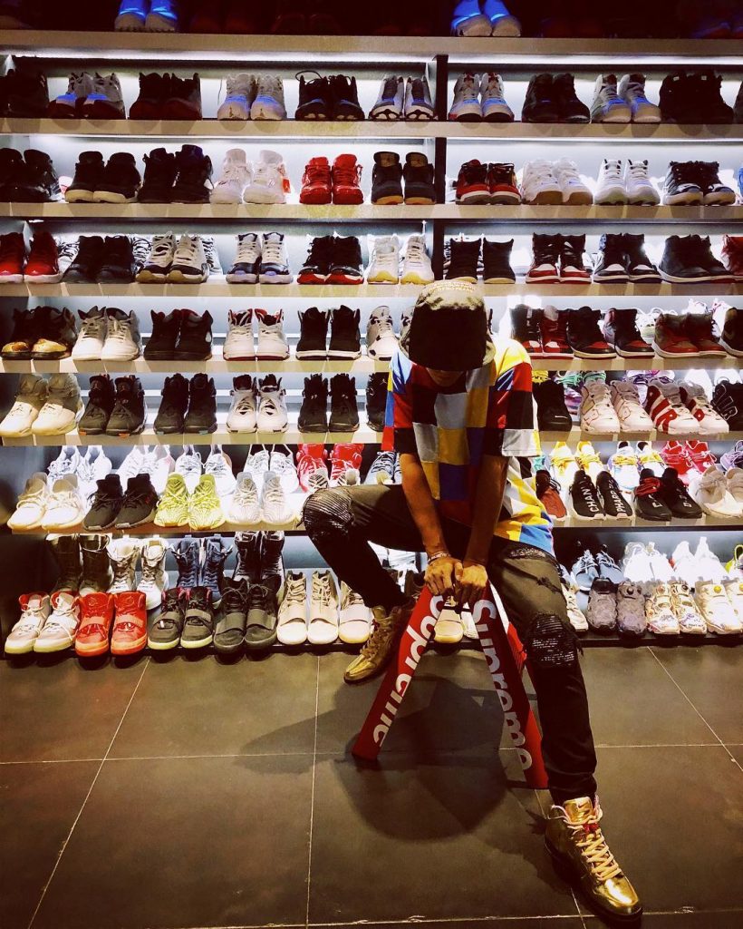 明星们都爱收藏什么?小猪罗志祥在ig上晒球鞋墙和玩具公仔!