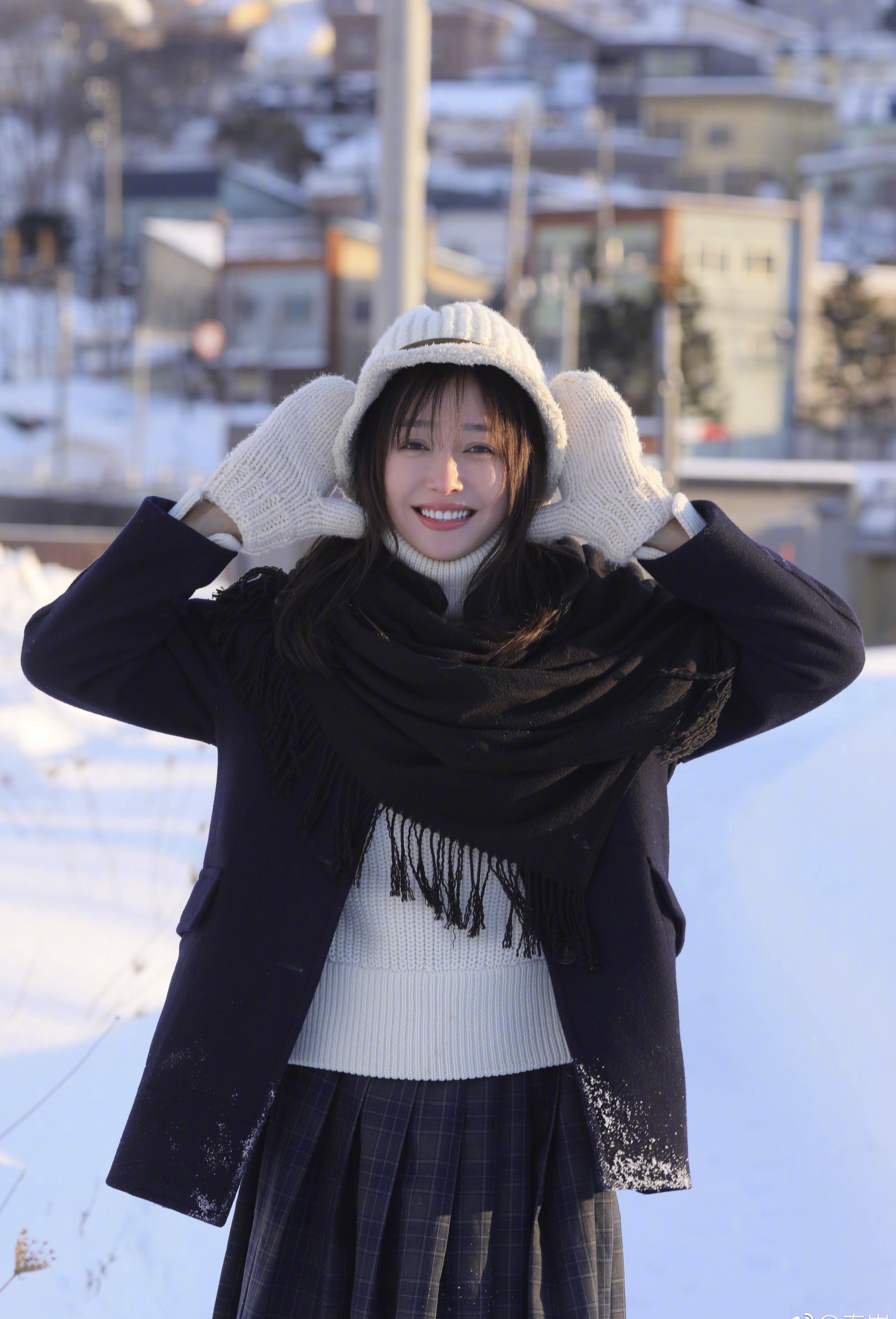 秦岚古灵精怪雪地里尽显可爱,黑色大衣搭配白色帽子,甜美无疑
