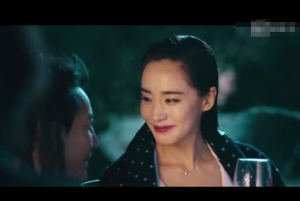 夏洛特烦恼:秋雅泳装坐在夏洛腿上,袁华偷看表情,绝对是亮点