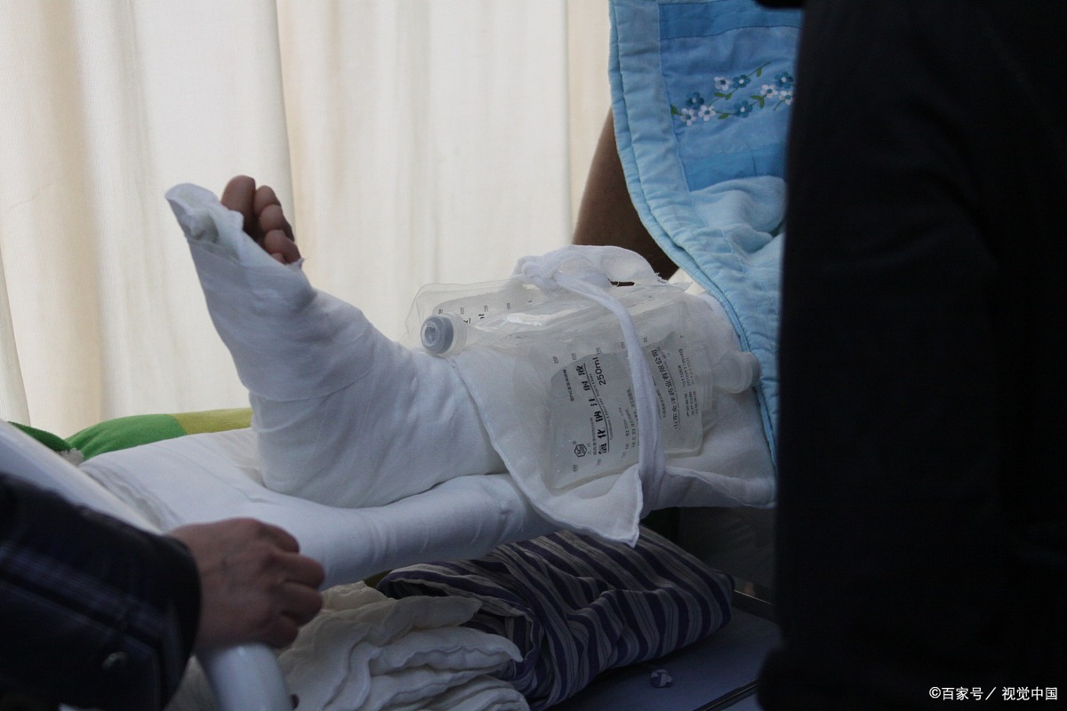 如有的大学生因为打喷嚏导致腰骨折,有的因为玩游戏过于激动导致缺氧