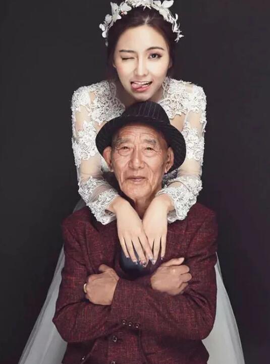 87岁老人与25岁姑娘拍婚纱照,本以为是爷孙恋,知道真相感动落泪
