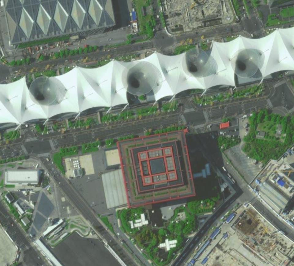 更是包含了繁体"华"字,同时勾勒出世博会中国馆"东方之冠"的形象外观