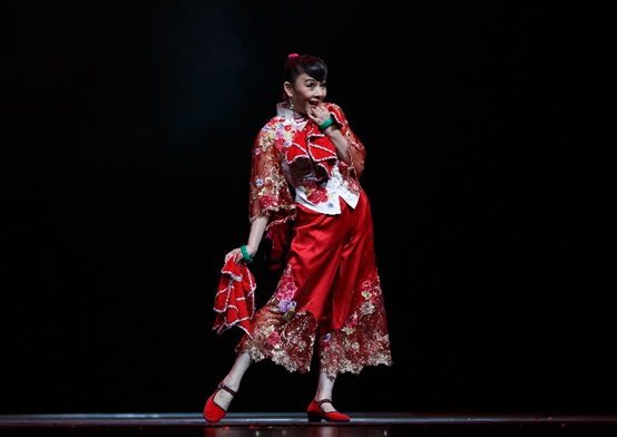 春晚合作赵本山的她,是火辣辣的"小辣椒",今年过六十美貌依旧