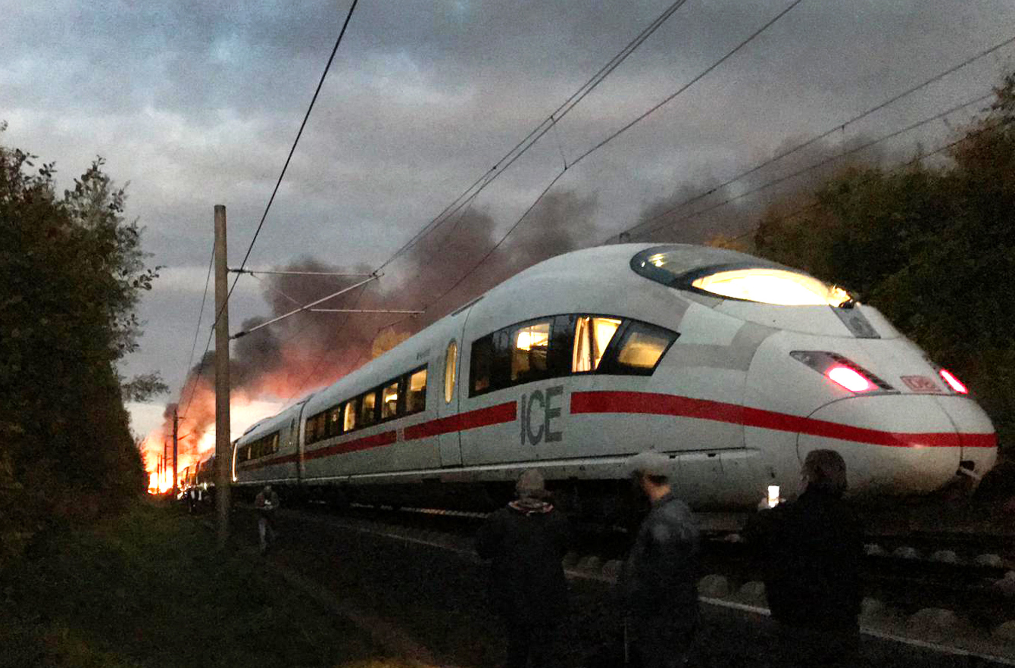 德国:高速列车起火