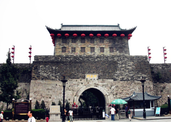 此门被称为"聚宝门",是重点文物保护单位,距今有600多年历史