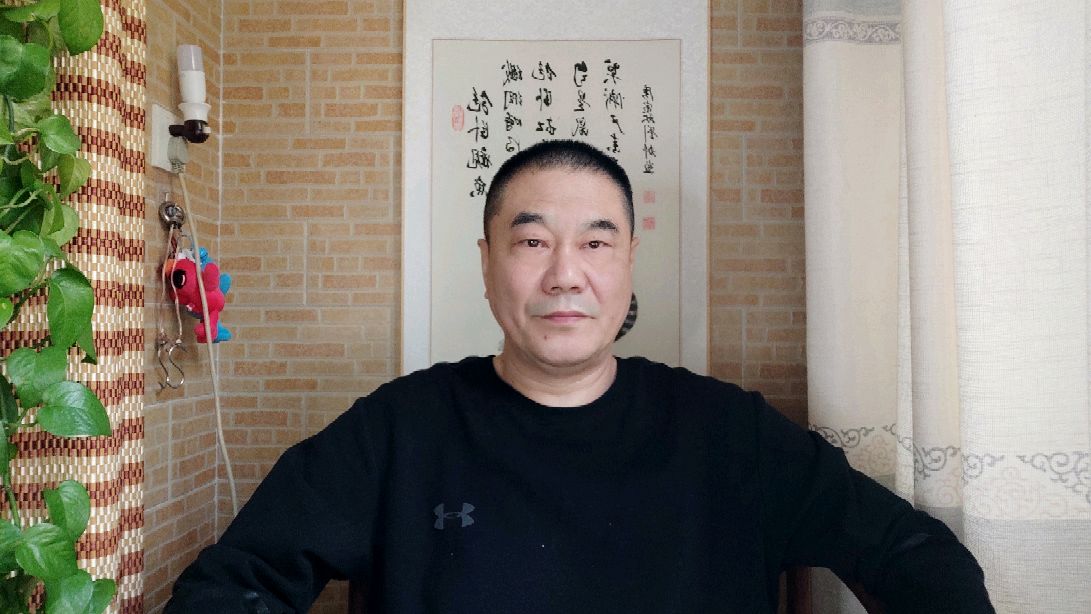 画了一只在玻璃缸后面观鱼的肥猫