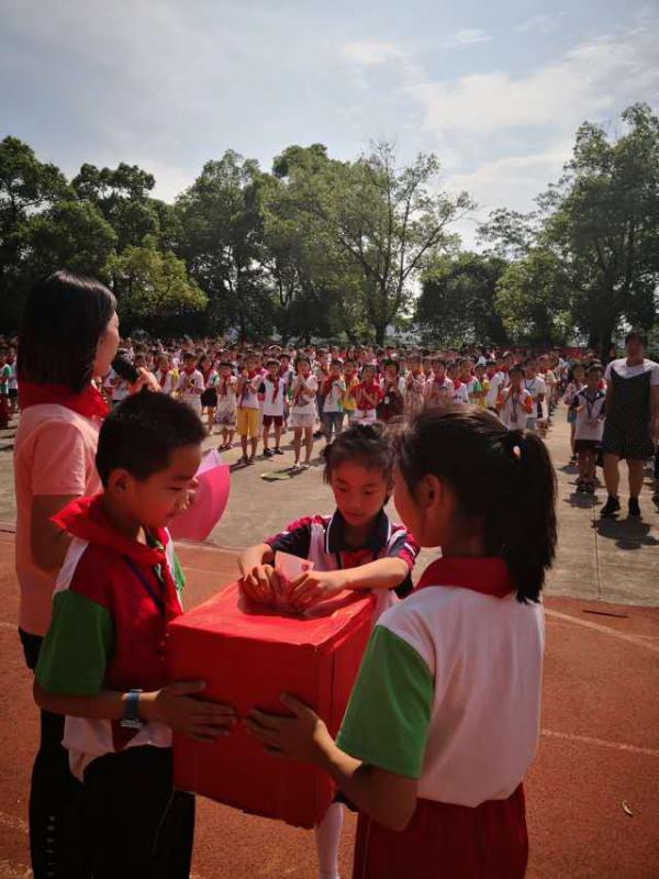 将军岭小学向日葵工程系列活动:弘扬雷锋精神 爱心在这里传递