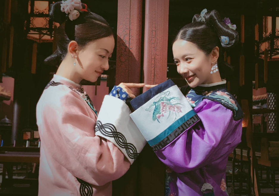 延禧攻略花絮照:璎珞傅恒搞怪自拍,皇上众妃环绕,这张超有爱!