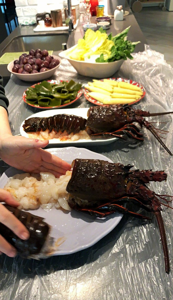 陈乔恩和闺蜜们聚会,众美女吃大龙虾秀色可餐,单身的妹子欢乐多