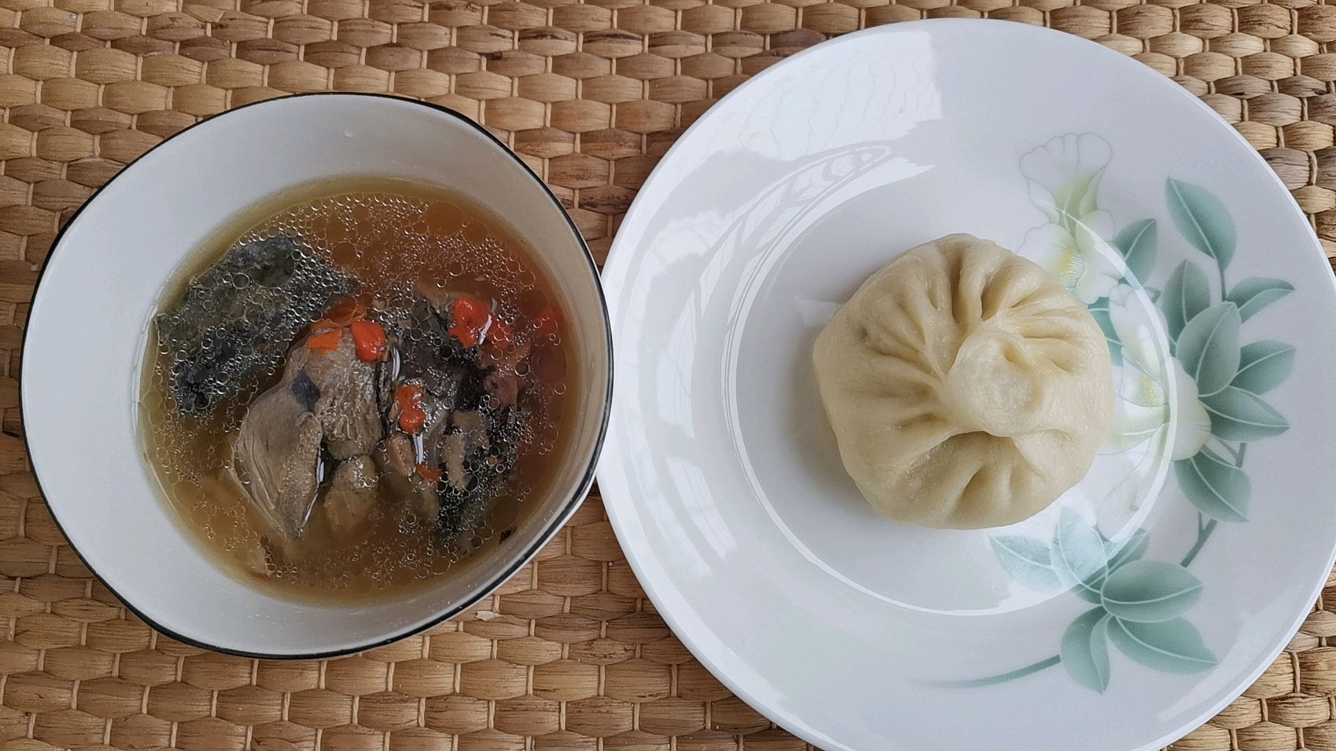 皮薄馅多的红萝卜肉包子