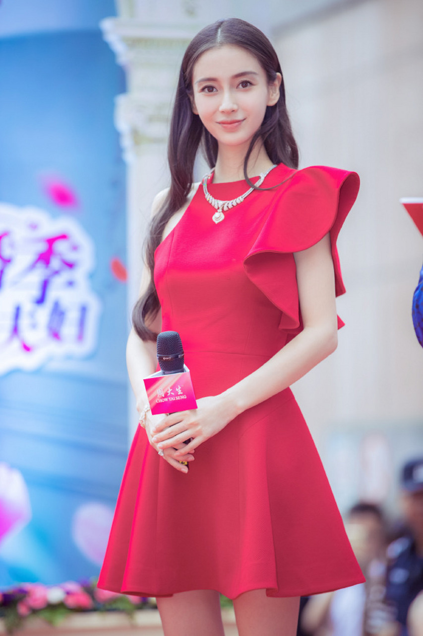 angelababy出席活动,一袭优雅长裙不对称肩膀设计俏皮时尚,中分长发轻