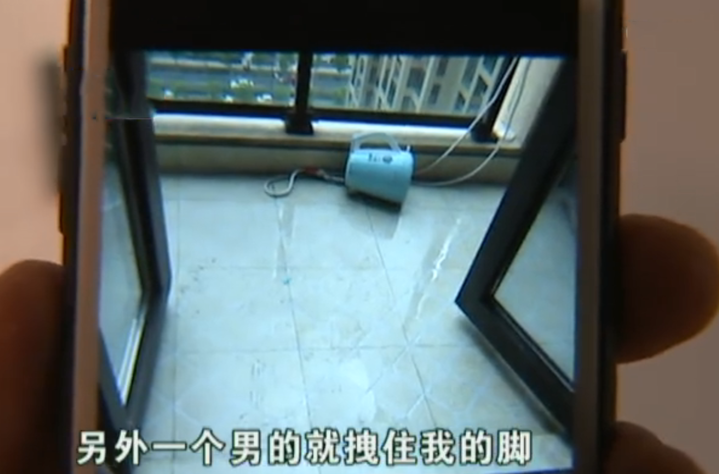 女子声音太大,男子踹门而入拳打脚踢,没见过这么嚣张的