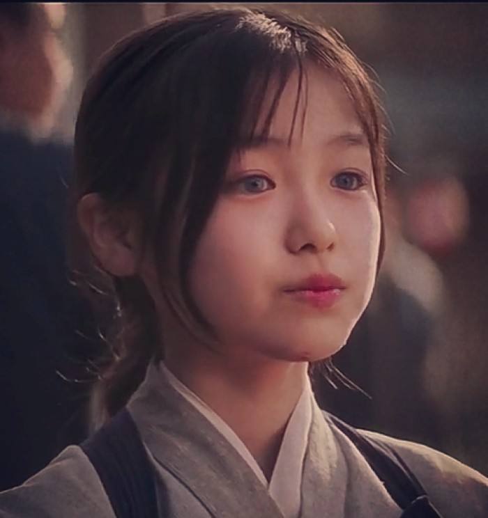 这张照片中的她,小萝莉的颜值,用"倾国倾城"或者"