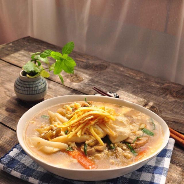 豆腐和年糕一起炒真是太香太美味了,孩子的最爱