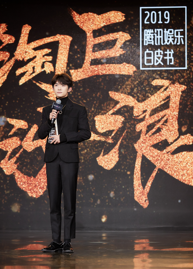 易烊千玺越来越敢穿!大胆挑战女生的"毒液袜",脚踝比手还细