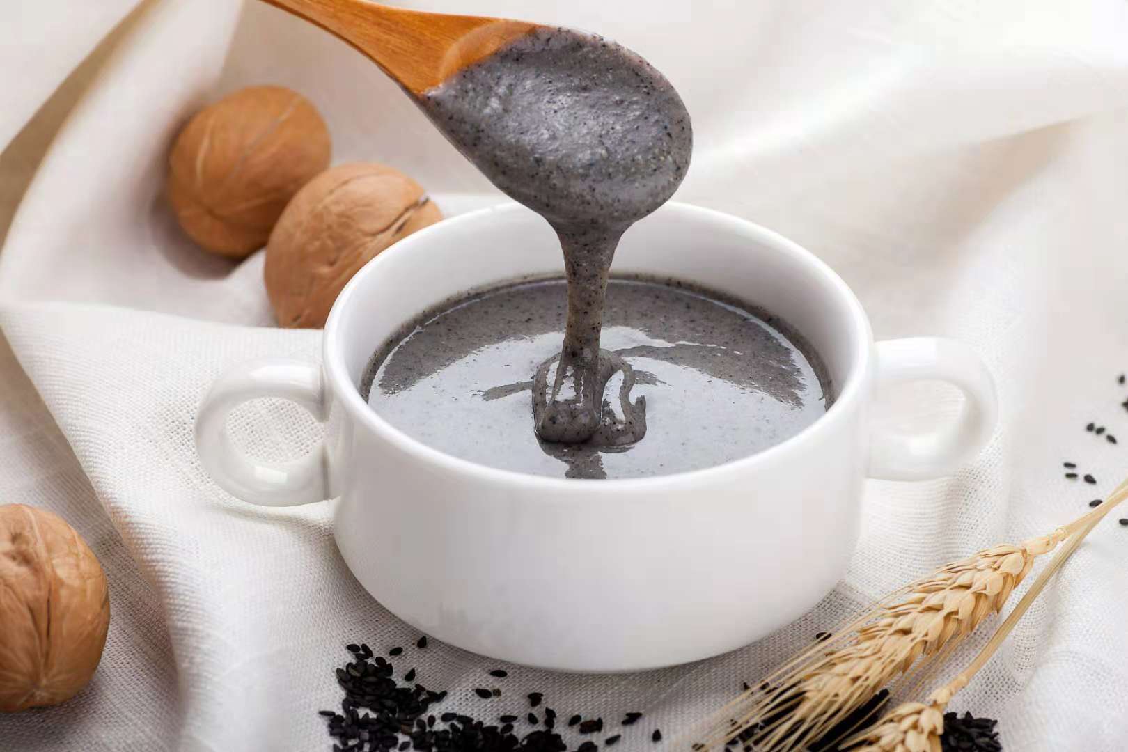 养生还补脑的黑米核桃芝麻糊,只要每天来一碗你头发都不会掉很多