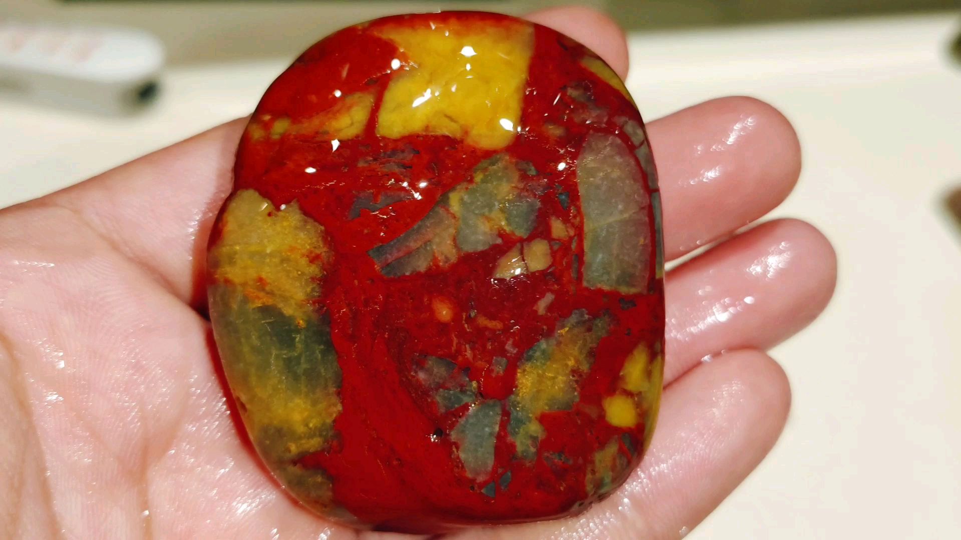 这块红色石头很漂亮,河里面很多,请石友们看一下是什么石头