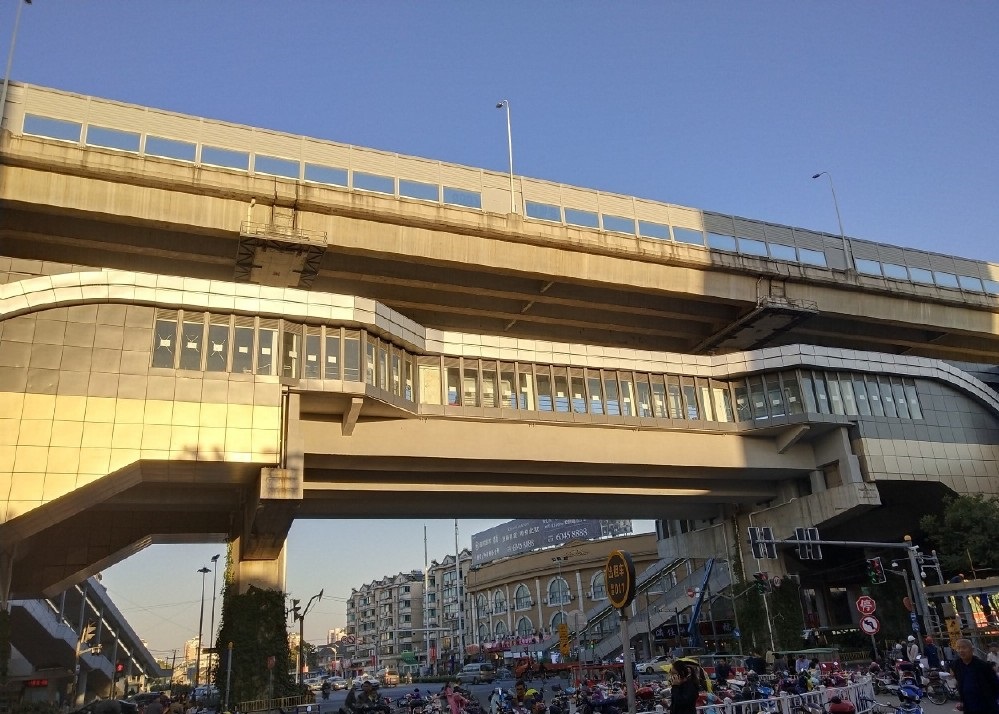 老人在上海地铁5号线江川路站迷路,工作人员帮她回到西渡的家中