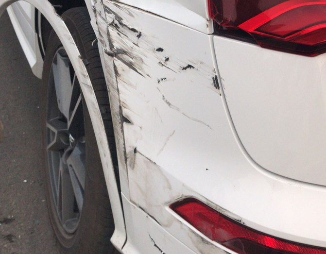 新提奥迪q5遭领克追尾,看到受损后,车主:切割就有点亏