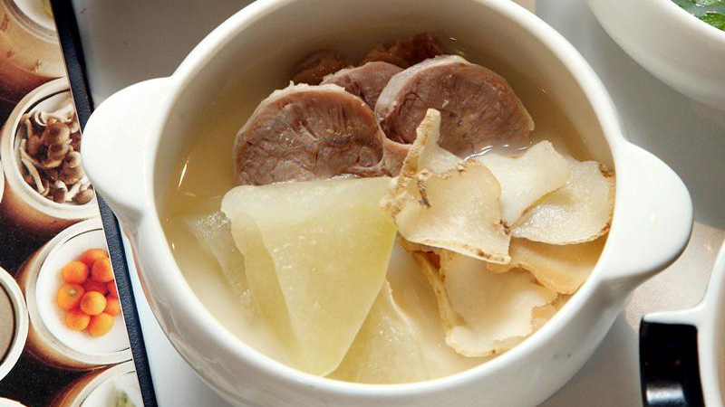 春节刚过,给家人做一道暖暖的猪腱汤,驱寒不油腻,清淡又营养