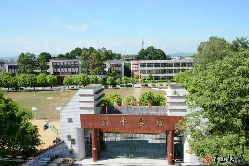 他是兴宁坭陂人,是兴宁独资捐建完全中学第一人!