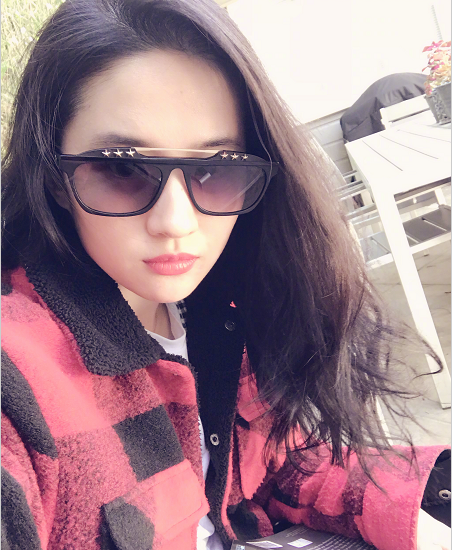 胡歌刘亦菲同天晒照,两者画风差太多,"胡三岁"调皮搞笑接地气