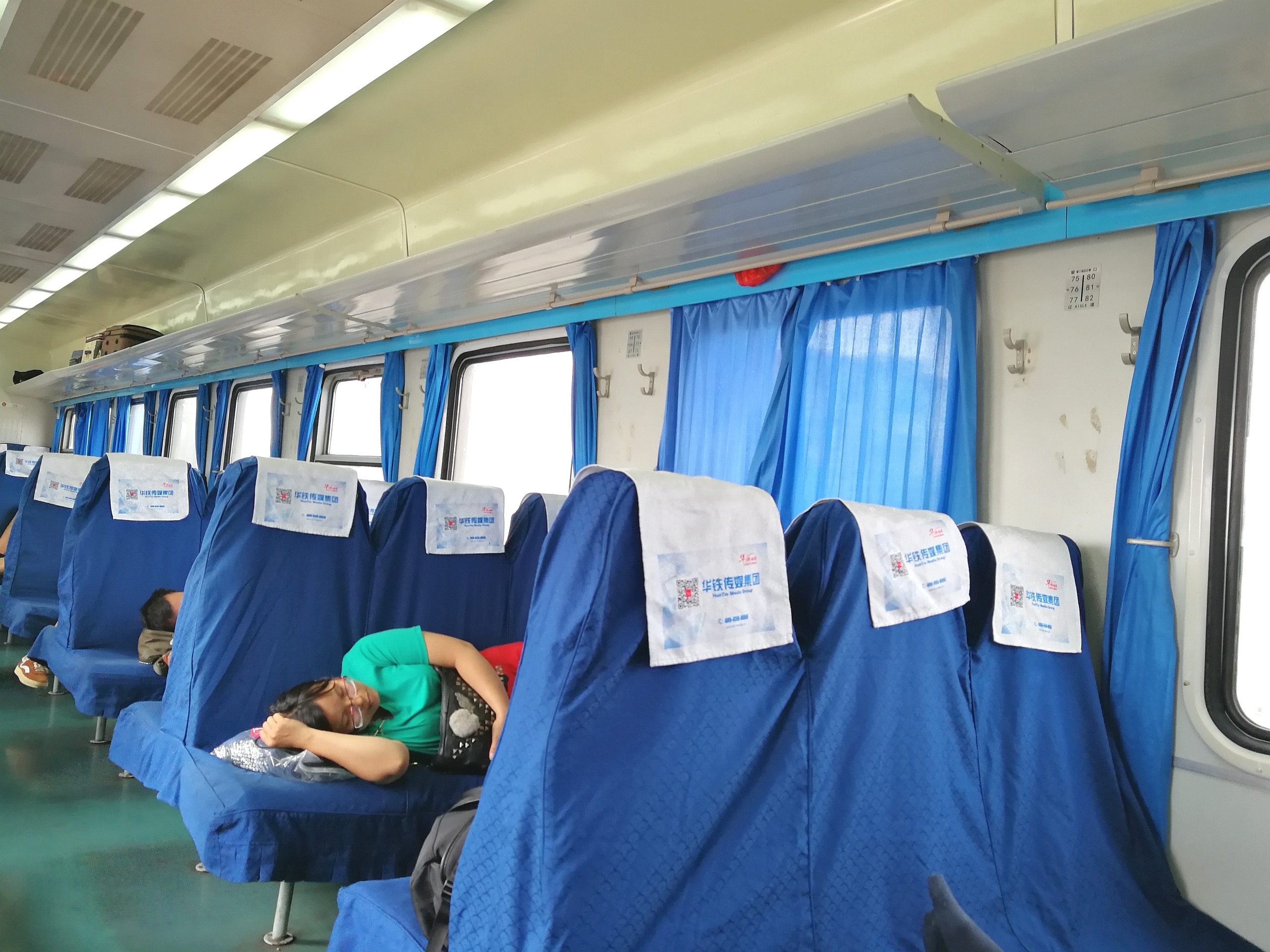 打工仔从深圳坐火车去佛山,发现车厢里很多空位,可以当成卧铺了