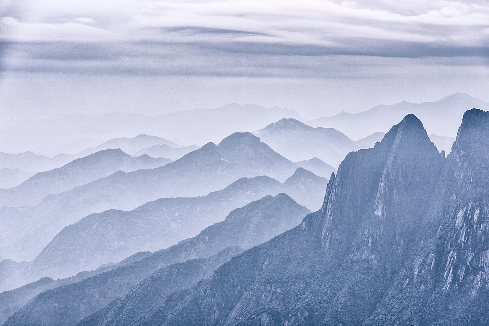 南次二经之长右山,尧光山  从柜山往东南走四百五十里,有山名为长右