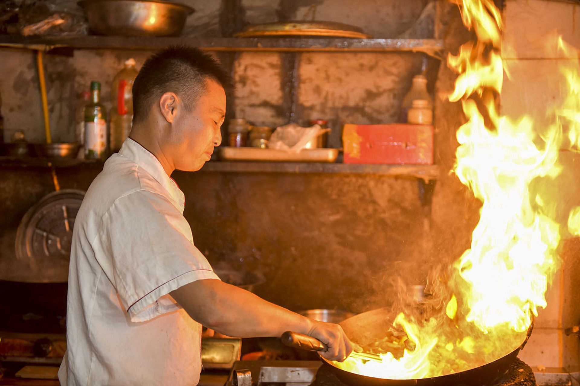 从事餐饮二十多年,一直以来,我炒菜时锅里起火,我以为是我厨艺精湛