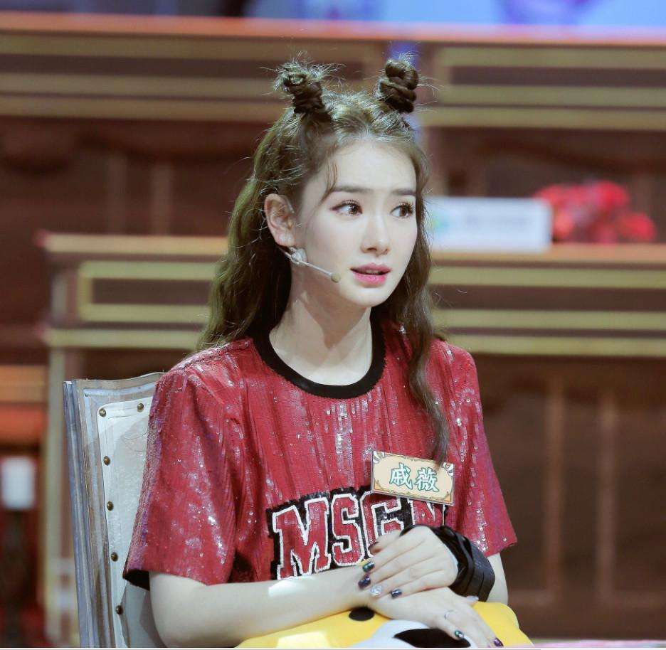 戚薇厉害了,精致编发搭配花瓣裙美得大气又霸气,不愧是"戚哥"