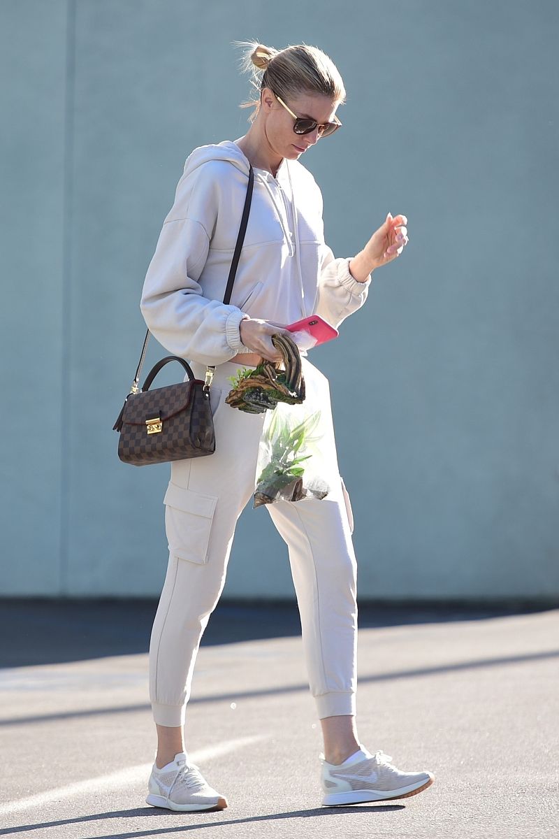 当地时间2020年3月8日,美国洛杉矶,佩吉·布彻(paige butcher)街拍.